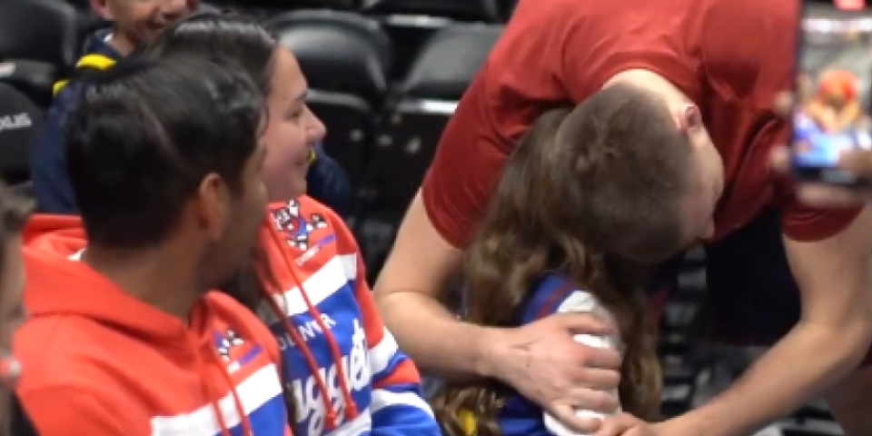 Jokić zagrlio devojčicu, ona se odmah rasplakala (VIDEO)