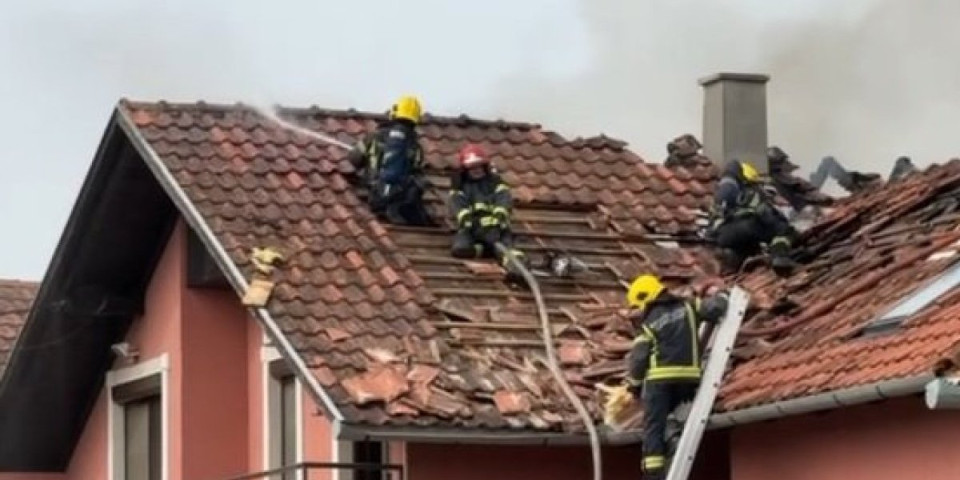 Vatrena stihija guta kuću: Vatrogasci se bore sa požarom (Video)