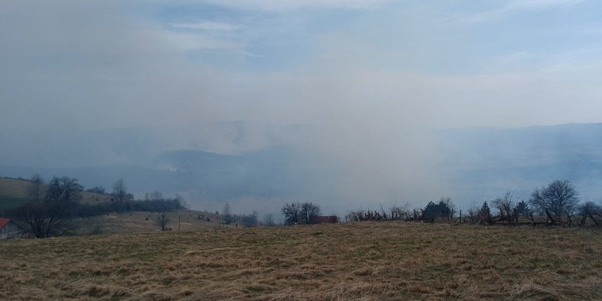 Izbio veliki požar u selu Babine kod Prijepolja! Gore livade, šume, a vatra kreće prema kućama! (FOTO, VIDEO)!