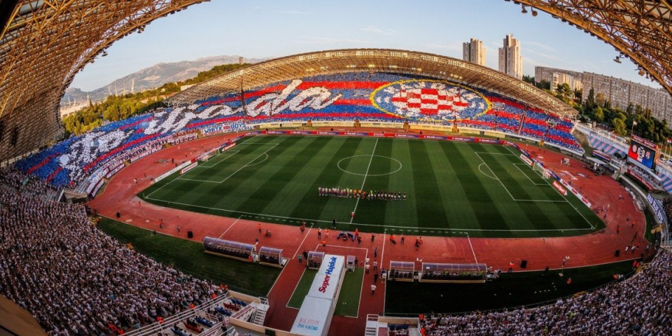 Ludnica na "Poljudu": Nezadovoljni navijači Hajduka uleteli na teren
