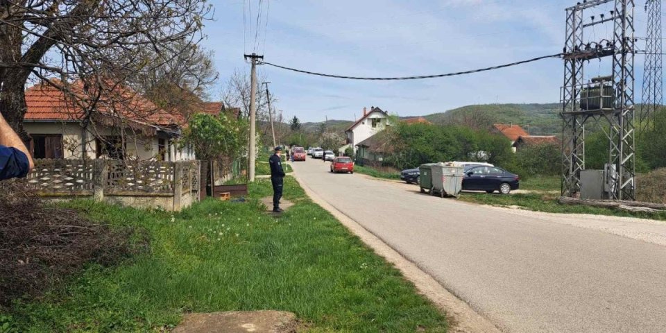 Hitna pomoć u dvorištu ubice Danke Ilić: Bolničari ušli u kuću, evo koga su zatekli!