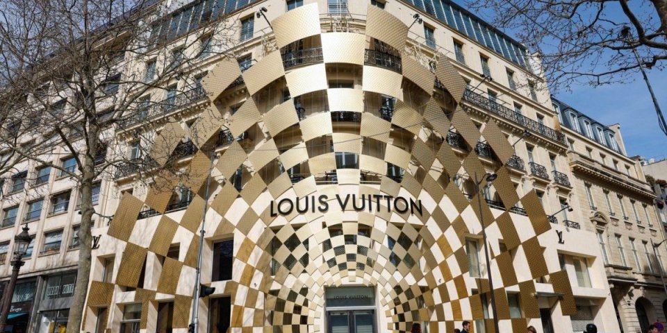 Izgleda kao kesa za sendviče, a košta skoro 3.000 evra! Svet ne prestaje da bruji o neobičnoj Luj Viton torbi (FOTO)
