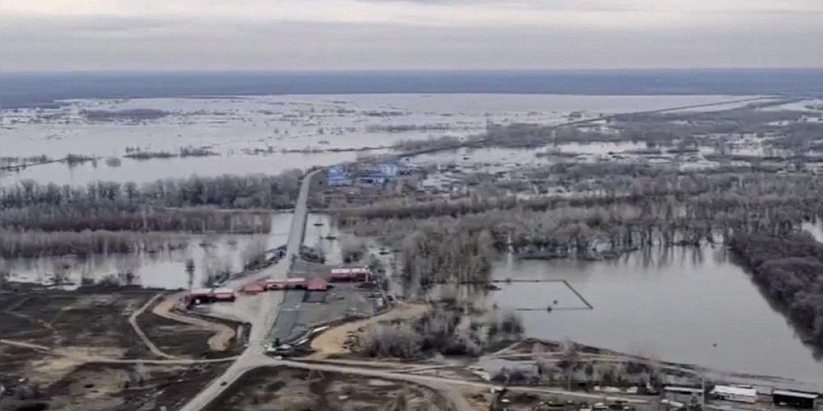 Oglasile se sirene u Orenburgu! Naglo porastao nivo vode u Uralu, preti potop! (VIDEO)