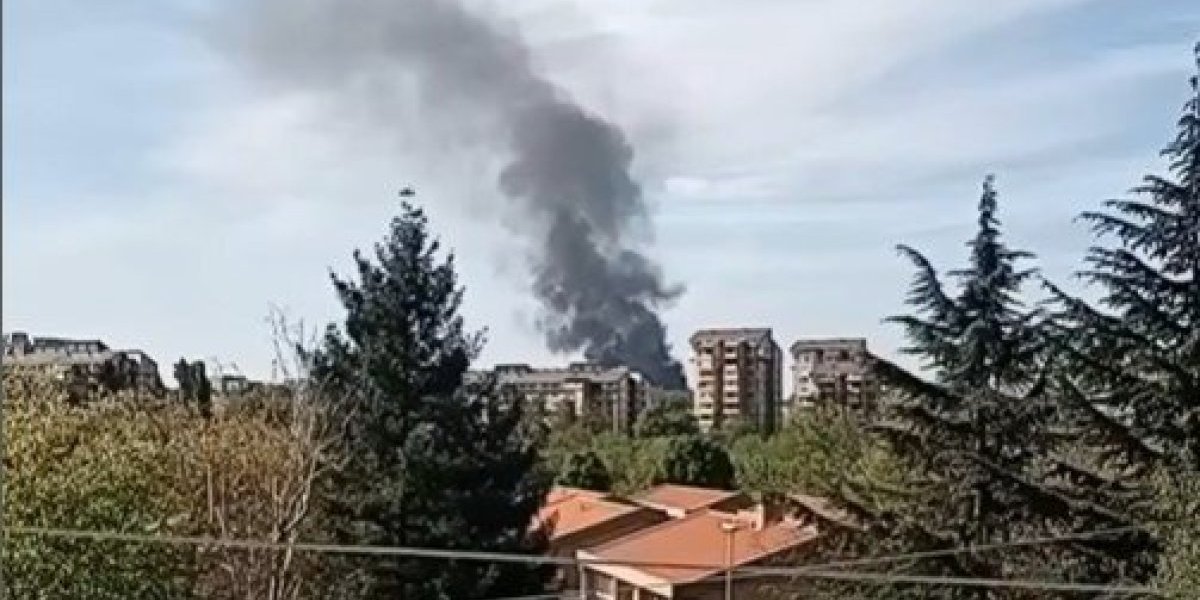Gust dim iznad beogradskog naselja Cerak: Požar na smetlištu u blizini toplane (VIDEO)
