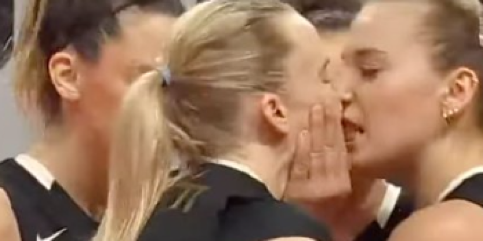 Strasan poljubac na odbojkaškom meču! Publika gledala u čudu zbog ove scene (FOTO/VIDEO)