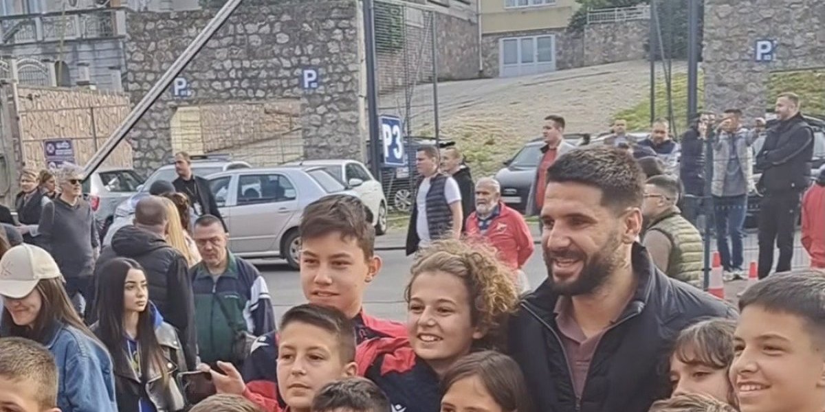 Mitrović bodri Partizan na derbiju! Slikao se sa najmlađim zvezdašima! (FOTO)