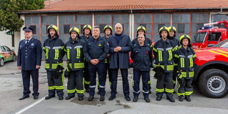 Gradonačelnik Stevan Bakić uručio ključeve modernog vatrogasnog vozila Dobrovoljnom vatrogasnom društvu „Matica” Subotica