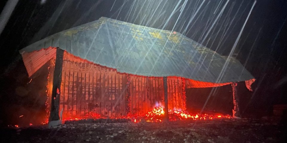 Prve fotografije zapaljenog planinarskog doma! "Sami smo ga izgradili, a onda ga je neko uništio"