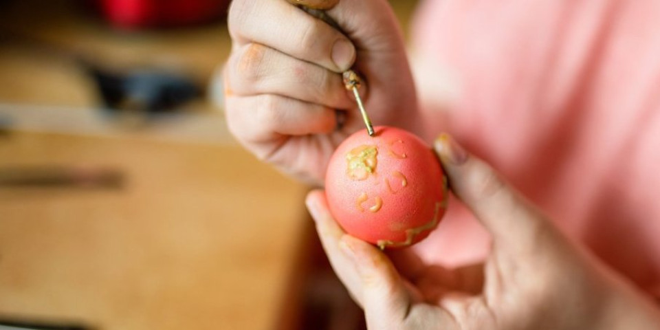 Tradicionalno šaranje jaja voskom! Ovladajte na lak način tehnikom i oslikajte najlepše ornamente