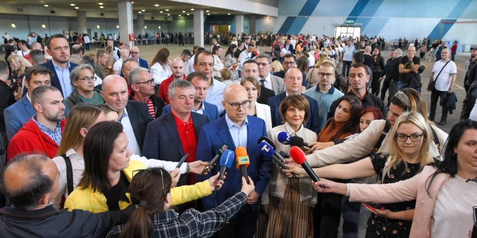 U Novom Sadu počelo prikupljanje potpisa za listu “Aleksandar Vučić – Novi Sad sutra” na lokalnim izborima