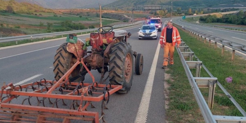Verovali ili ne! U alkoholisanom stanju vozio traktor u suprotnom smeru na auto-putu (FOTO)