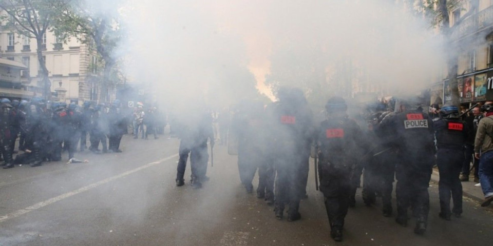 Opšti haos u Parizu za 1.maj! Sukob policije i demonstranata: Upotrebljen suzavac, ima ranjenih (VIDEO)