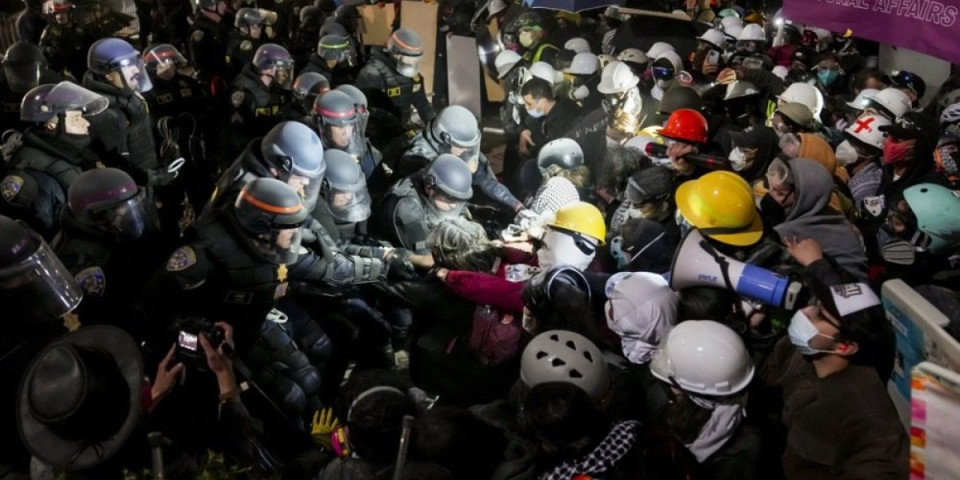 Amerika tone! Policija upala u Univerzitet Kolumbija: Studentski protesti se oteli kontroli