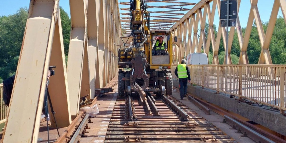 Vesić: Obnova železničkog mosta u Senti biće završena sredinom maja, mesec dana pre roka