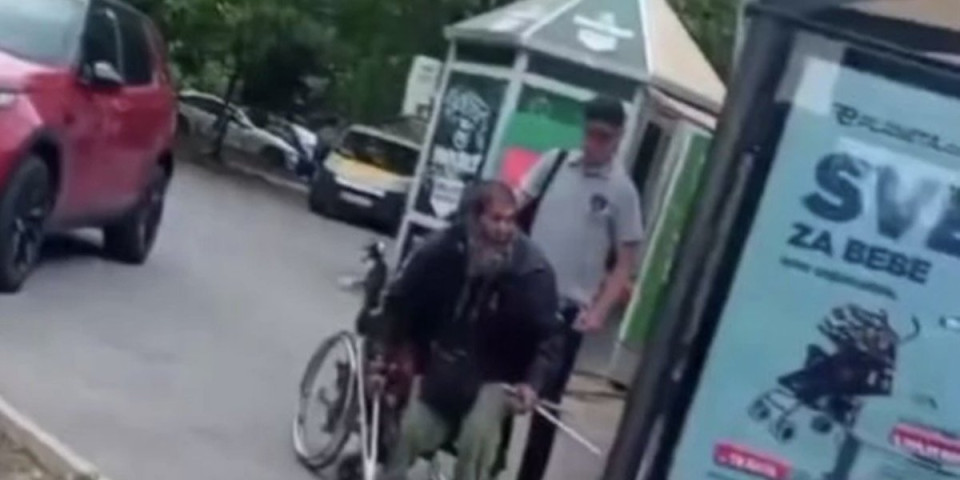 Bizarna scena u Beogradu, ovo morate videti! Muškarac ustao iz invalidskih kolica i u punoj snazi potrčao, onda je nastala tuča! (VIDEO)