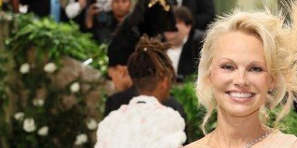 Pamela Anderson se ponovo šminka - ipak ne prihvata starenje? Na Met Gali se pojavila tip-top sređena (FOTO)
