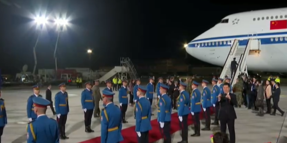 Prve fotografije dočeka kineskog predsednika! Spektakularno na beogradskom aerodromu