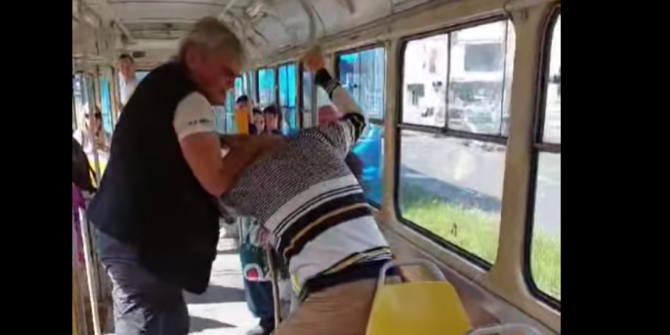 Bizarna tuča penzionera u tramvaju! Jedan završio krvav: "Ti si mene? Sada ću ja tebe!" (VIDEO)