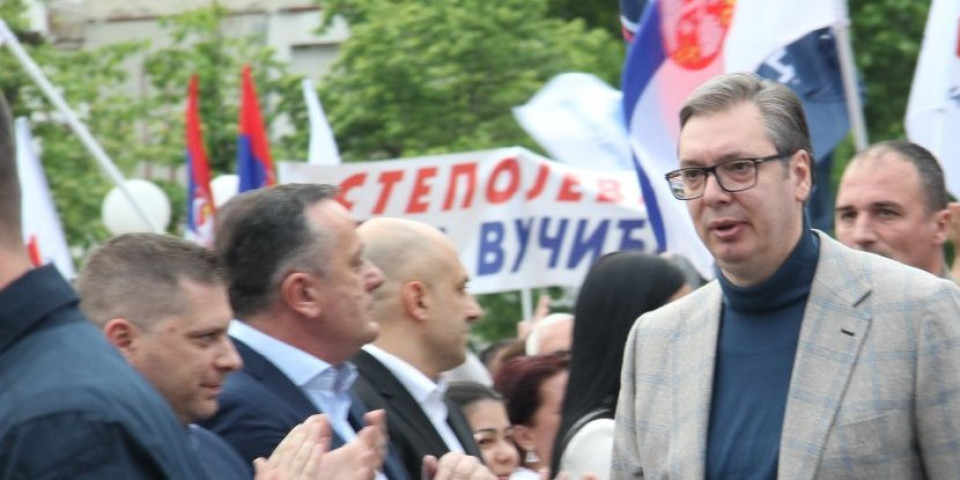 Zajedno sa vama boriću se za Srbiju! Vučić: Sačuvaćemo obraz i ponosno nositi trobojku (FOTO/VIDEO)