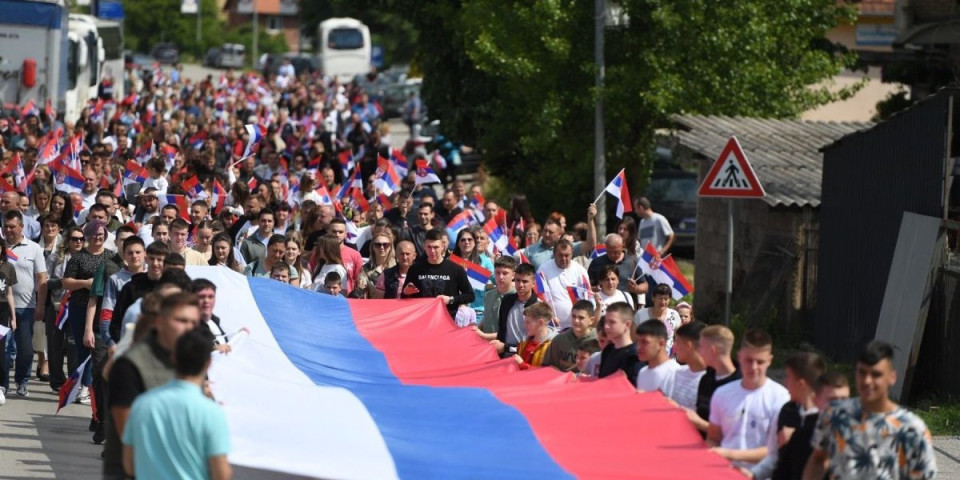 Srpska trobojka se vijori u Leposaviću uprkos zabrani Kurtijevog gaulajtera! Narod izašao na ulice, slavi Svetg Vasilija Ostroškog (FOTO)