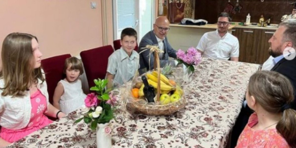 Naš zadatak je da budemo odgovorni prema višedetnim porodicama: Premijer Vučević posetio porodicu Vasilijević iz Rakovice (FOTO)
