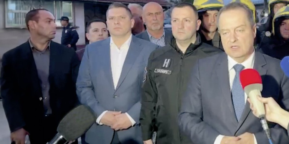 Svi putnici su izašli! Ivica Dačić na mestu gde se dogodio sudar vozova: Pripadnici MUP-a evakuisali 9 osoba (VIDEO)