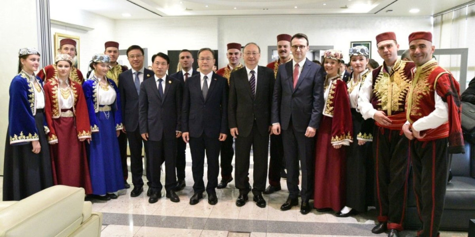 Delegacija iz Pekinga doputovala u Beograd: Doček na aerodromu uz pesmu "Ovo je Srbija"