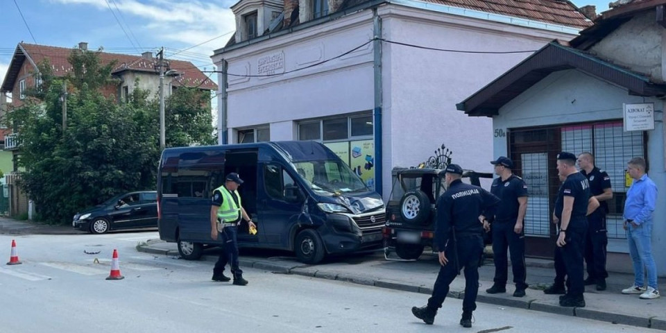 Džip se sudario sa policijskim kombijem u Leskovcu! Jedno vozilo udarilo u kapiju dvorišta! (FOTO)