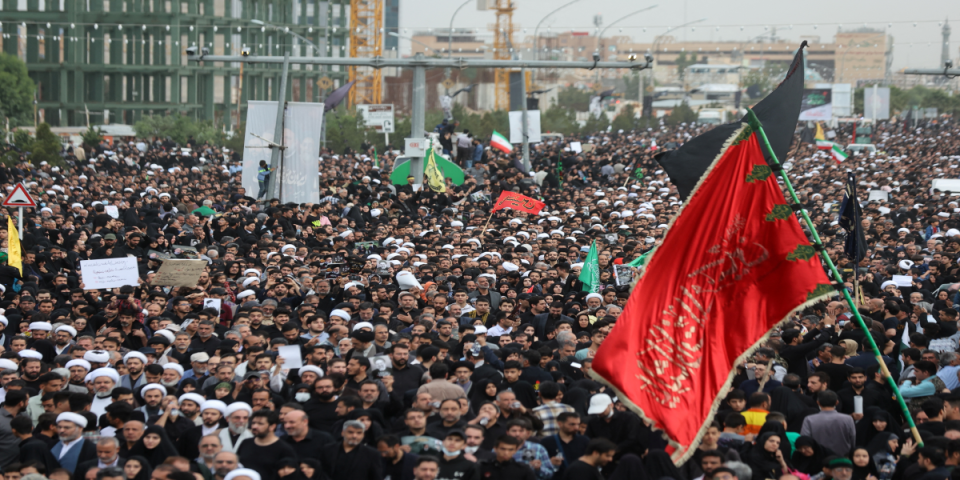 (VIDEO) Plače ceo Iran! Stotine hiljada ljudi na ulicama Teherana! Vrhovni vođa Hamnei predvodi molitvu za Raisija!