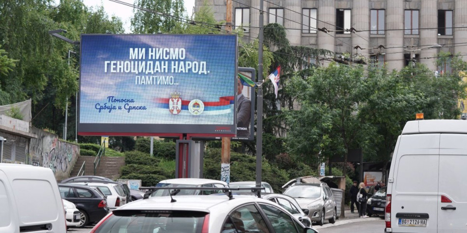 Ispisani ćirilicom: U Beogradu se pojavili bilbordi sa porukom da Srbi nisu genocidan narod (FOTO)