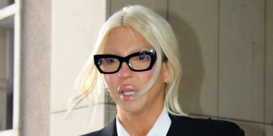 Informer ispred Prvog osnovnog suda: Karleuša u šokantnom izdanju (VIDEO)