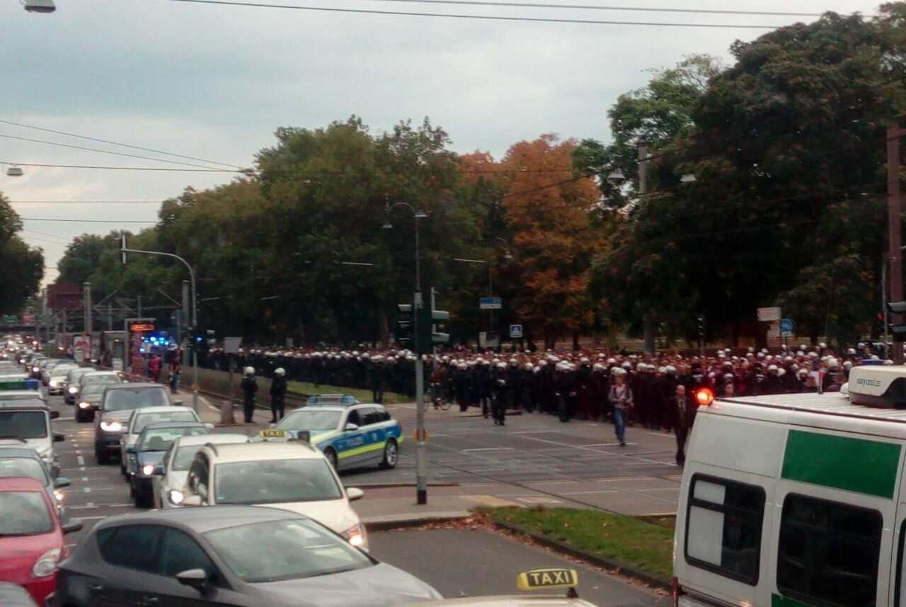 (FOTO/VIDEO) OPSADNO STANJE U KELNU ZBOG "DELIJA"! Oko 1.000 navijača u korteu uz jaku policijsku pratnju krenulo ka stadionu!