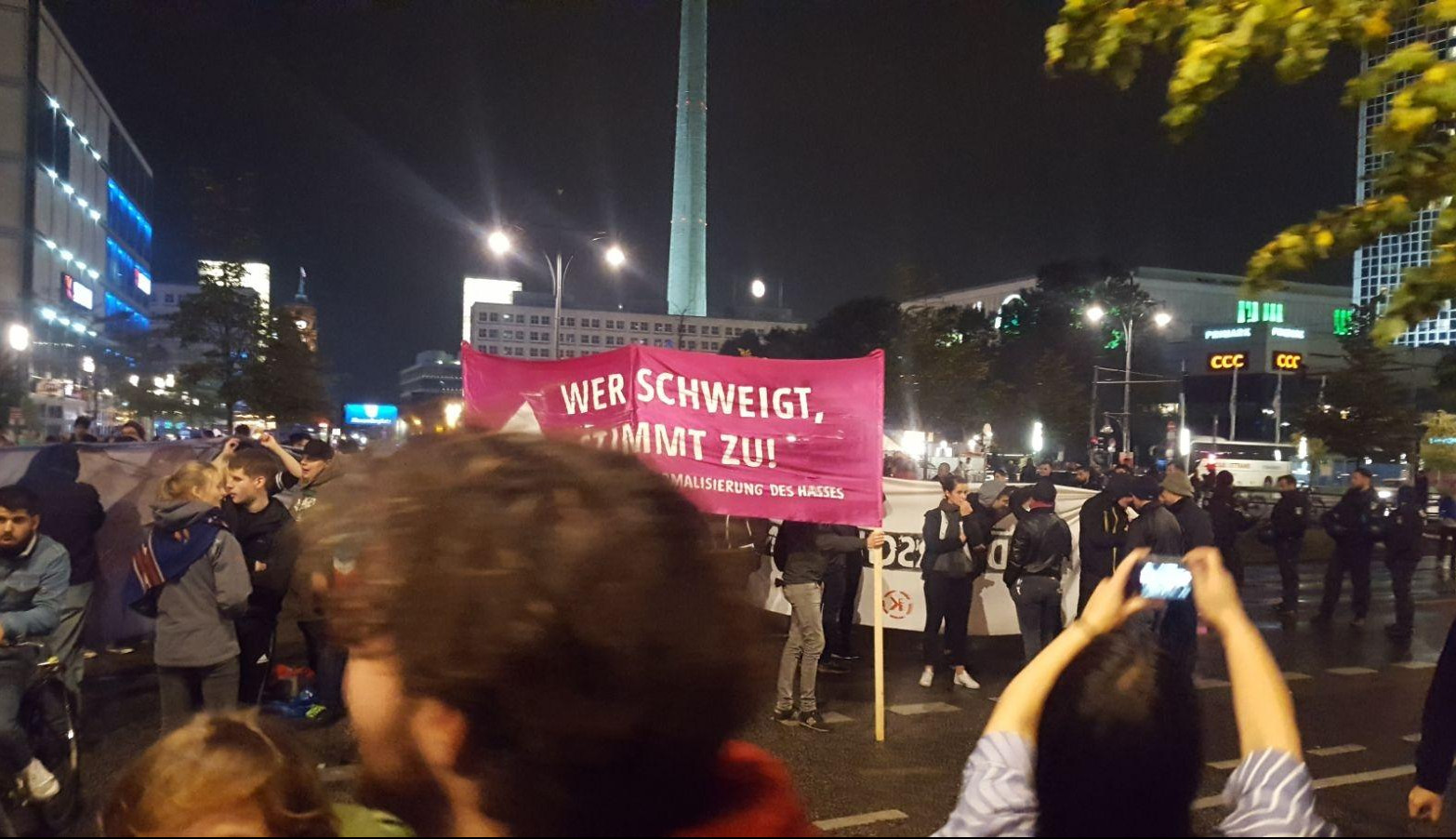 (VIDEO) INFORMER U BERLINU! U toku su demonstracije protiv Angele Merkel!