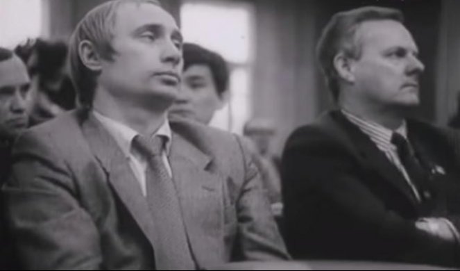 (VIDEO) MEGAEKSKLUZIVA! PUTIN KAO KGB AGENT PRATI JELJCINA: Ležerno žvaće žvaku dok Boris drži predavanje!
