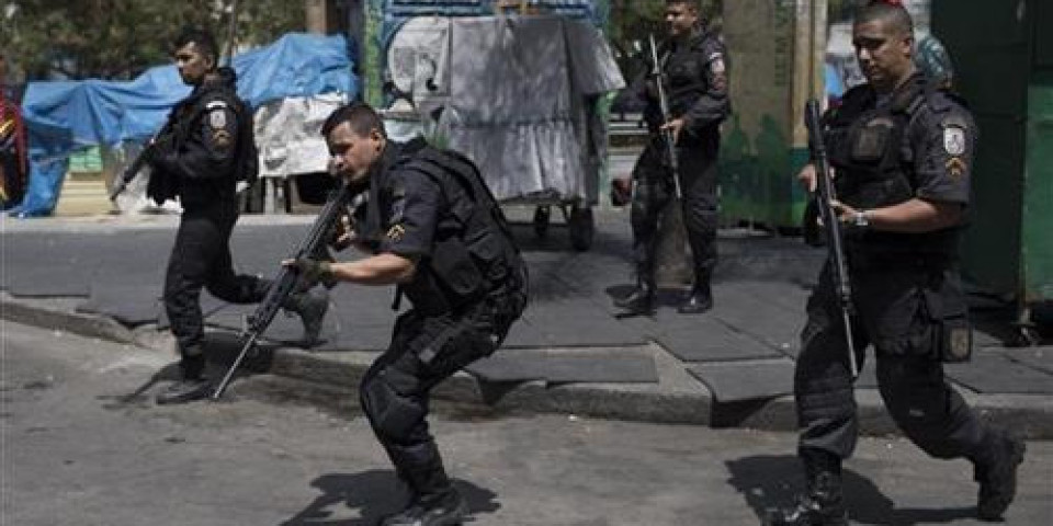 DRAMATIČNO U BRAZILU! Policija upada u favele i rešeta dilere droge, SVI U STRAHU