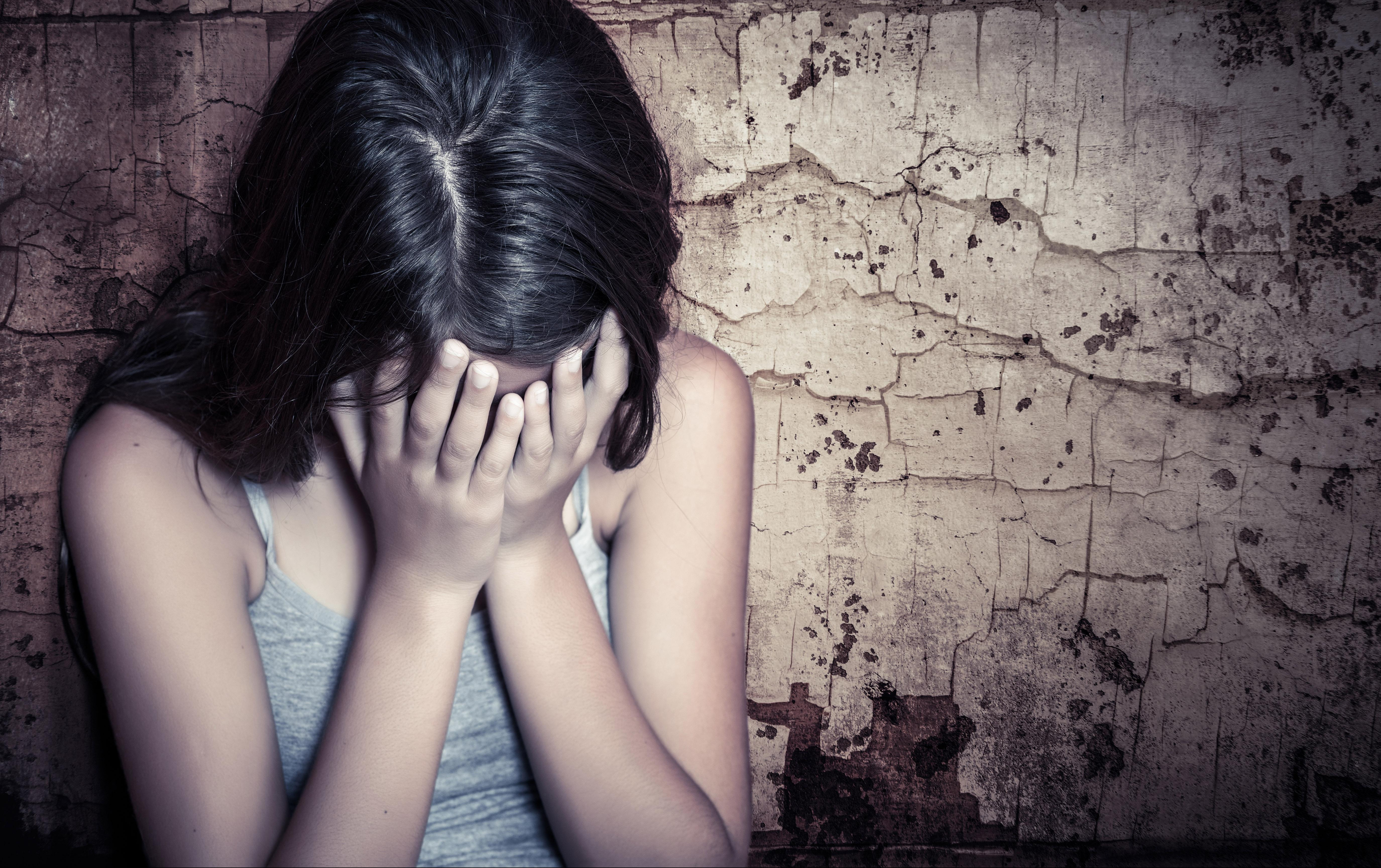 UŽAS U LEPOSAVIĆU: Otac silovao ćerku (14), devojčica OSTALA U DRUGOM STANJU!