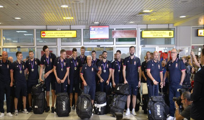 (FOTO/VIDEO) APLAUZI I OVACIJE ZA "ORLOVE"! Ovako su srpski heroji dočekani na aerodromu!