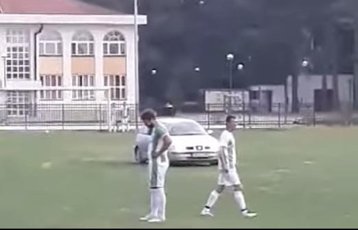 (VIDEO) PODIGAO REGION NA NOGE! Ovako je čovek parkirao automobil na sred fudbalskog terena!