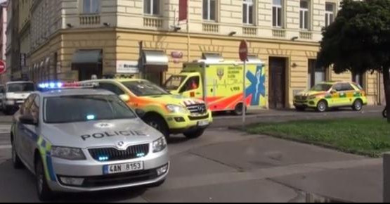 TRAGEDIJA NA EKSKURZIJI U PRAGU: MATURANT PAO SA TERASE! Učenika iz Šibenika pokušao je da spasi prolaznik!