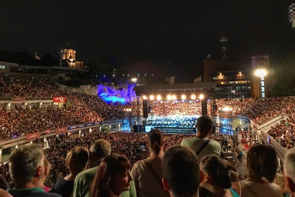 SPEKTAKL NA TAŠMAJDANU! "Noć muzike" okupila 15.000 ljubitelja klasike, NEKOLIKO HILJADA LJUDI KONCERT SLUŠALO U PARKU!