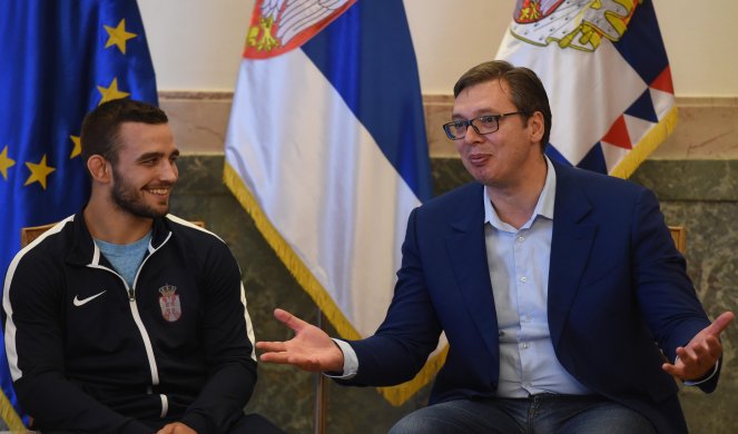 (FOTO) VUČIĆ S OLIMPIJCIMA: Sportisti su ponos Srbije!