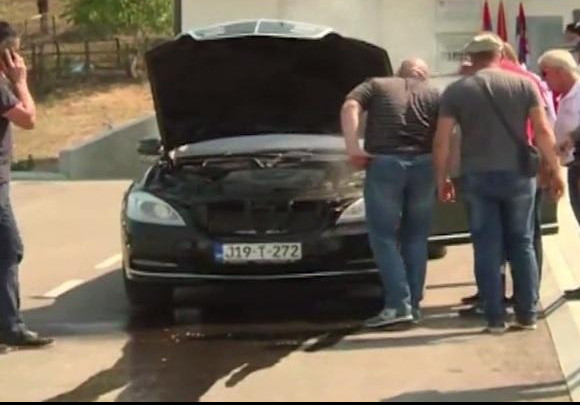 (VIDEO) ZAPALIO SE AUTOMOBIL MILORADA DODIKA! Na sreću niko nije povređen i kvar na motoru je brzo rešen!