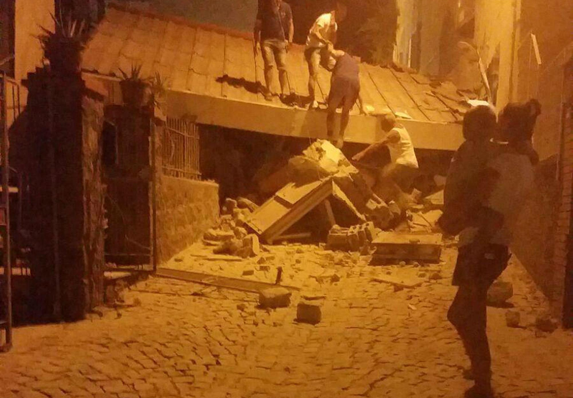 (FOTO) DECA ZAGLAVLJENA U RUŠEVINAMA! U zemljotresu u Italiji dve osobe poginule, 40 povređeno!
