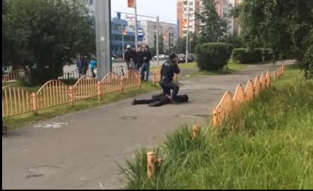 (VIDEO) JOŠ JEDAN NAPAD!  Nožem napao pešake u ruskom gradu Surgut, IMA POVREĐENIH