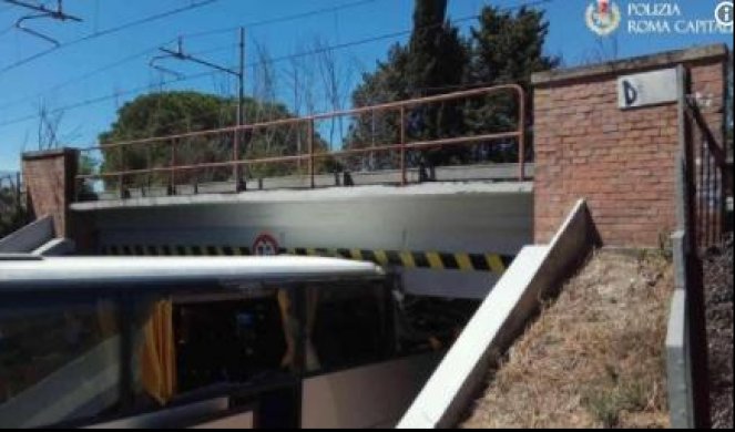 NESREĆA U RIMU: Autobus se zakucao u most, povređeno 18 turista, među njima i troje dece!