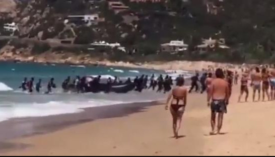 (VIDEO) INVAZIJA NA ŠPANIJU: Migranti se iskrcavaju na plažama, TURISTI NE VERUJU SVOJIM OČIMA!