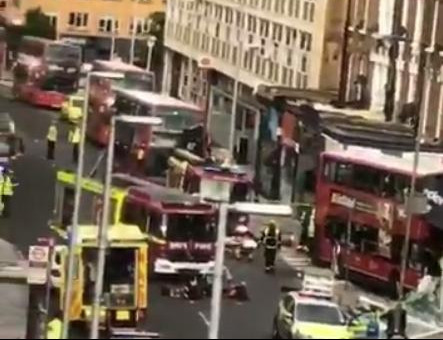 (FOTO/VIDEO) LUDILO U LONDONU! Autobus na sprat se zakucao u IZLOG PRODAVNICE, ima povređenih!