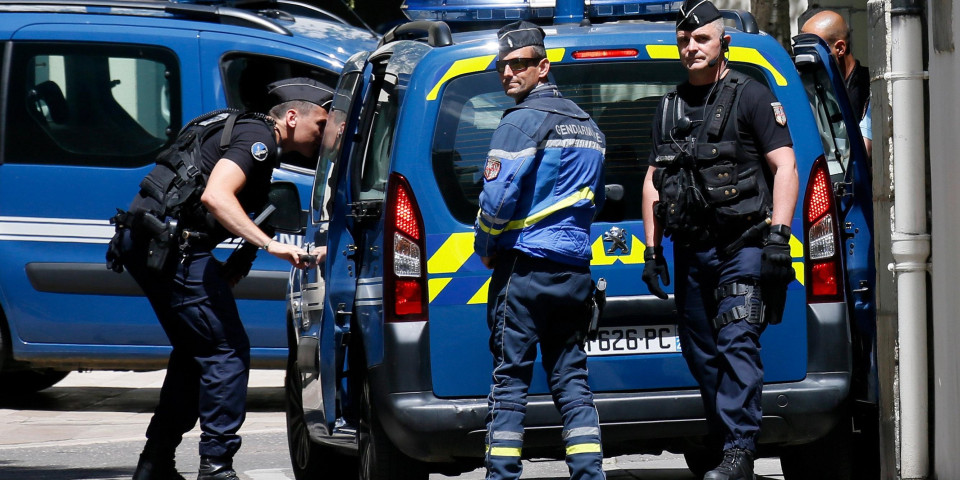 NOVA VELIKA PLJAČKA U CENTRU PARIZA! Lopovi išetali sa nakitom vrednim DVA MILIONA EVRA!