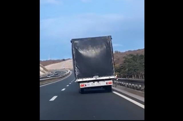 (HIT VIDEO) OVO JE VETRUŠTINA! Kamion ODUVAN S PUTA!