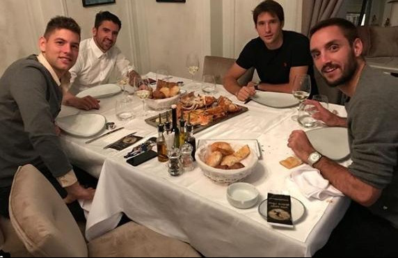 (FOTO) MOMCI, IMA LI NEŠTO BEZ GLUTENA? Novak propustio večeru srpskih tenisera, ali se javio iz Amerike!